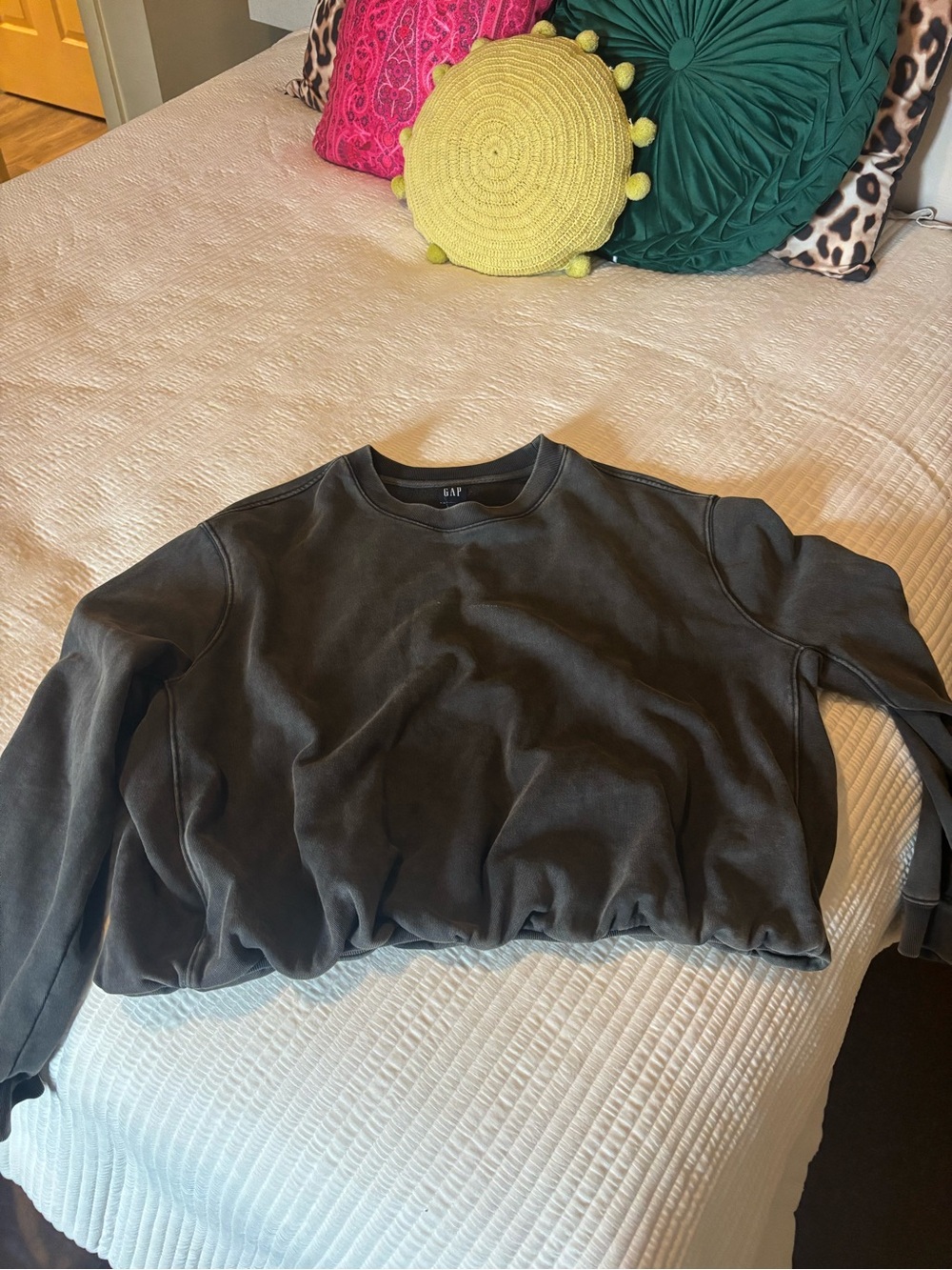 GAP. Women's Washed Black Cropped Crewnecm